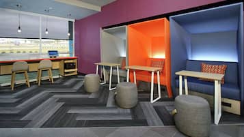 Un espace de bureau moderne comprenant un bureau, des sièges et une vue par la fenêtre.