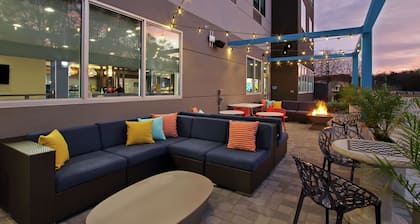 Tru by Hilton Mobile