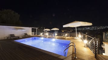 Außenpool, Sonnenschirme, Liegestühle