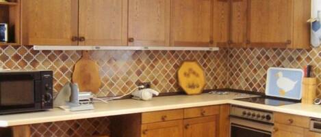 Maison, plusieurs chambres, balcon | Cuisine privée | Réfrigérateur, four à micro-ondes, un four, surface de cuisson