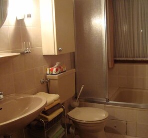 House, Multiple Bedrooms, Balcony | Bathroom | Separate bathtub and shower, hair dryer, towels, toilet paper - Ferienhaus Beja (Winterberg)