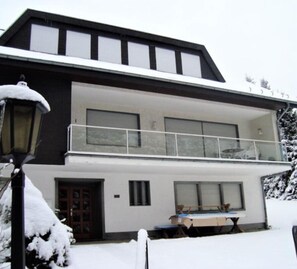 Front of property - Ferienhaus Beja (Winterberg)