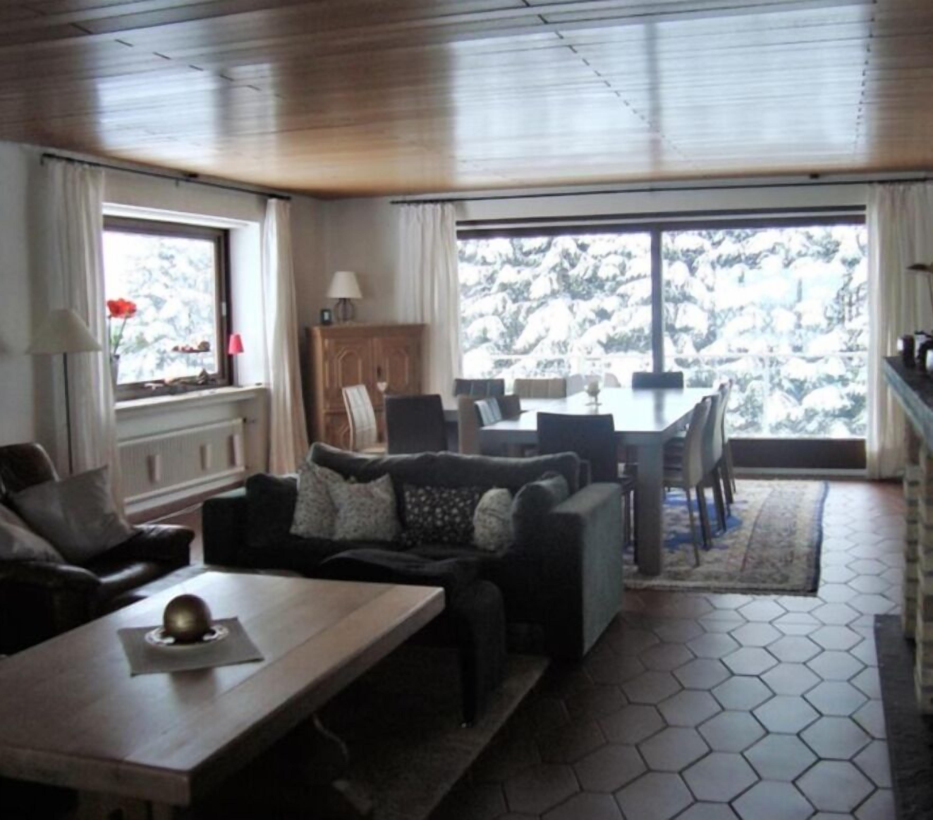 บ้านพัก, หลายห้องนอน, ระเบียง | ห้องนั่งเล่น | ทีวีจอแบน