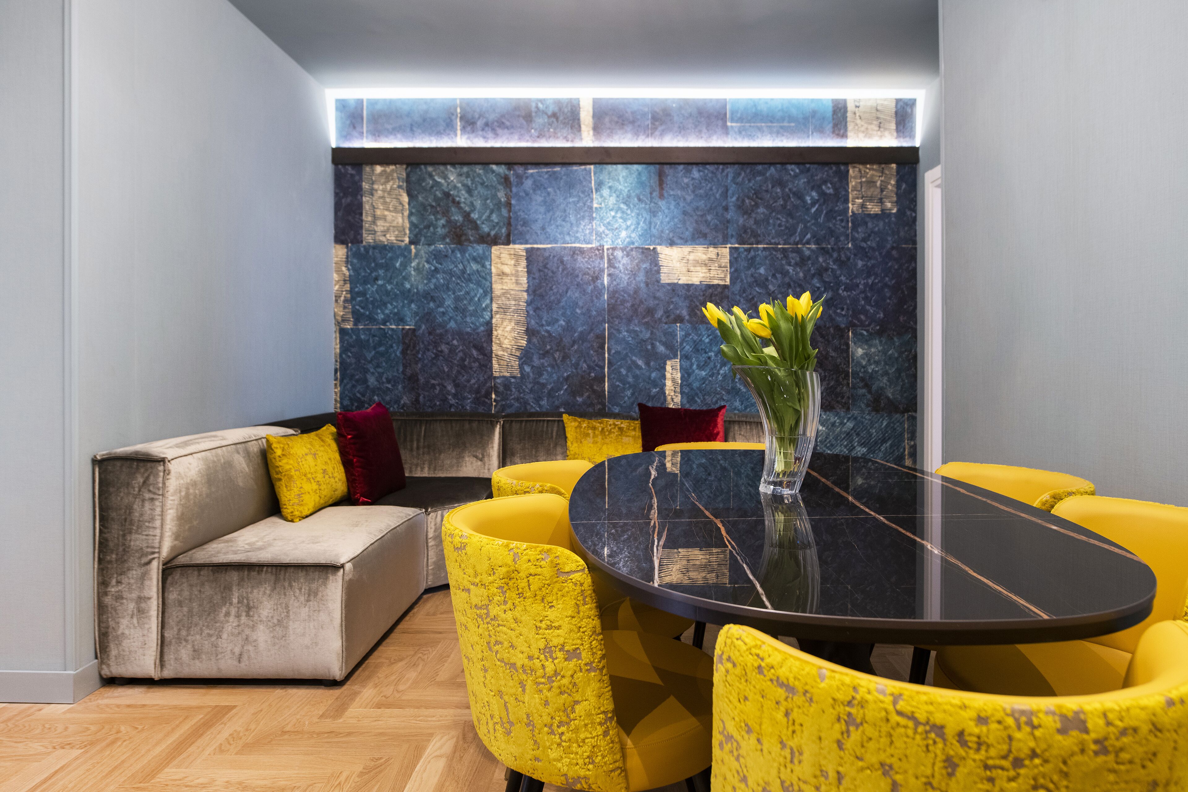 panoramic apartment, annex building (piazza di spagna 66) | living area | flat-screen tv