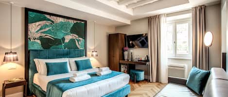 Une chambre à coucher moderne avec un grand lit, un bureau et un canapé.