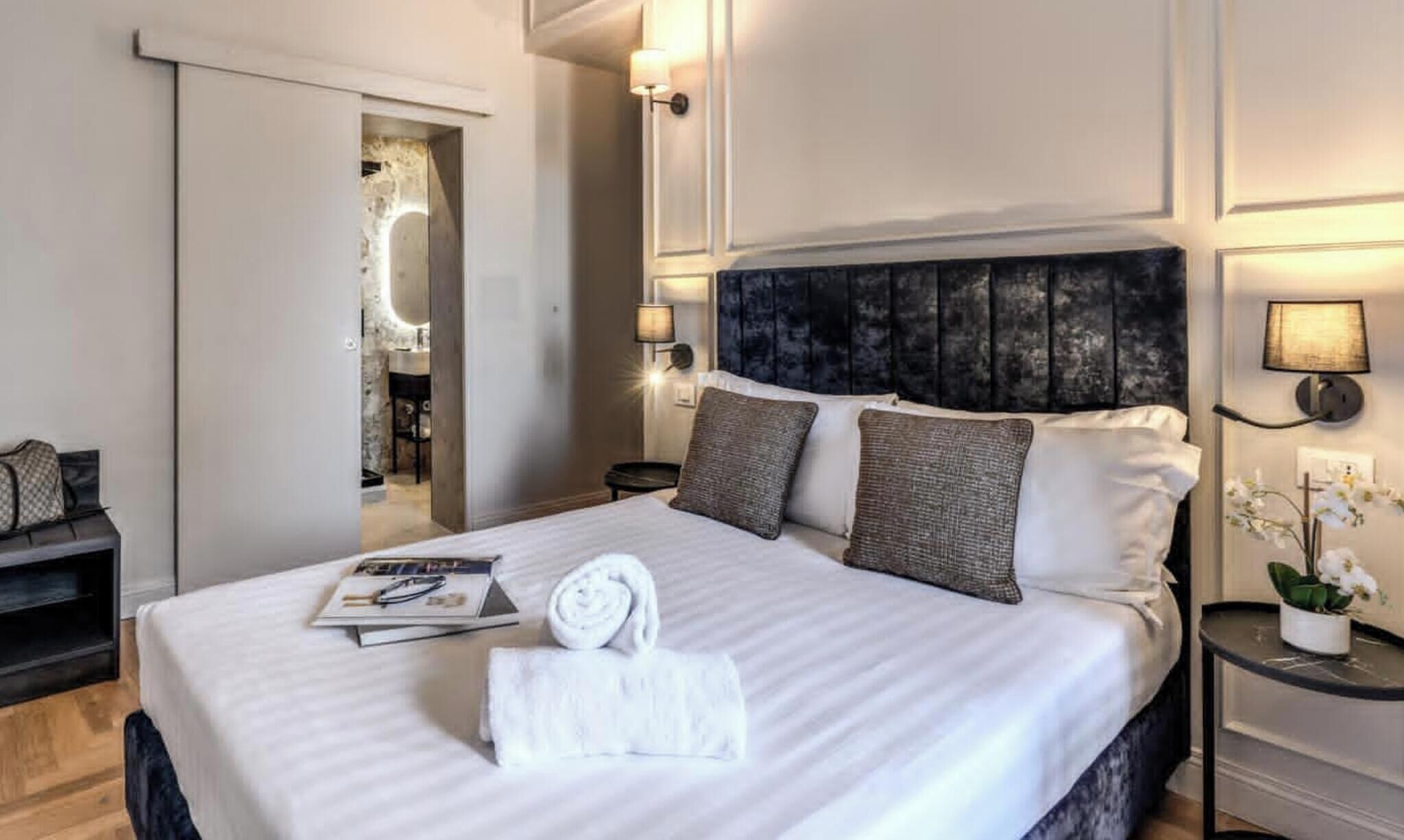 Comfort Room | Minibar, in-room safe, blackout drapes, iron/ironing board