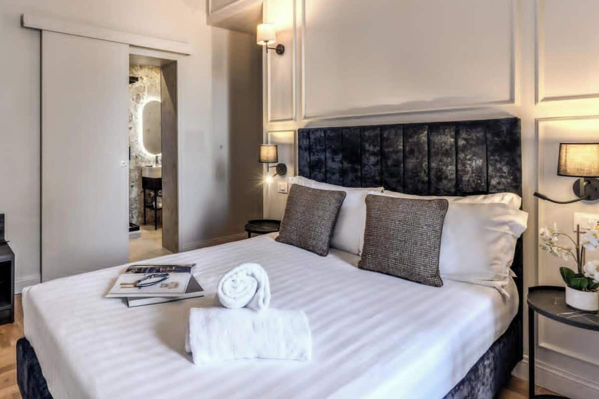 Comfort Room | Minibar, in-room safe, blackout drapes, iron/ironing board