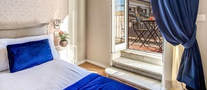 Standard-huone, 1 parisänky, parveke, lisärakennuksessa (Via del Corso 112) | Minibaari, tallelokero huoneessa, pimennysverhot, silitysrauta/-lauta