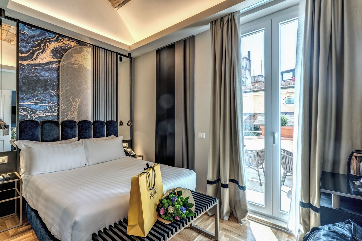 Quarto de hotel moderno com cama, uma grande janela, uma porta deslizante e vista para o exterior.