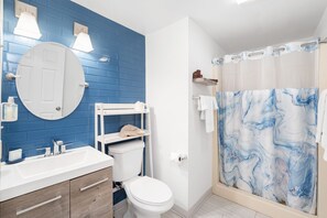 Hair dryer, towels - Founder's Brook Motel and Suites (Portsmouth)