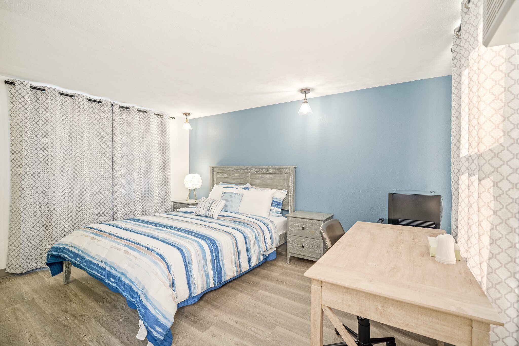 standard room, 1 queen bed | 1 bedroom, desk, blackout curtains, travel cot