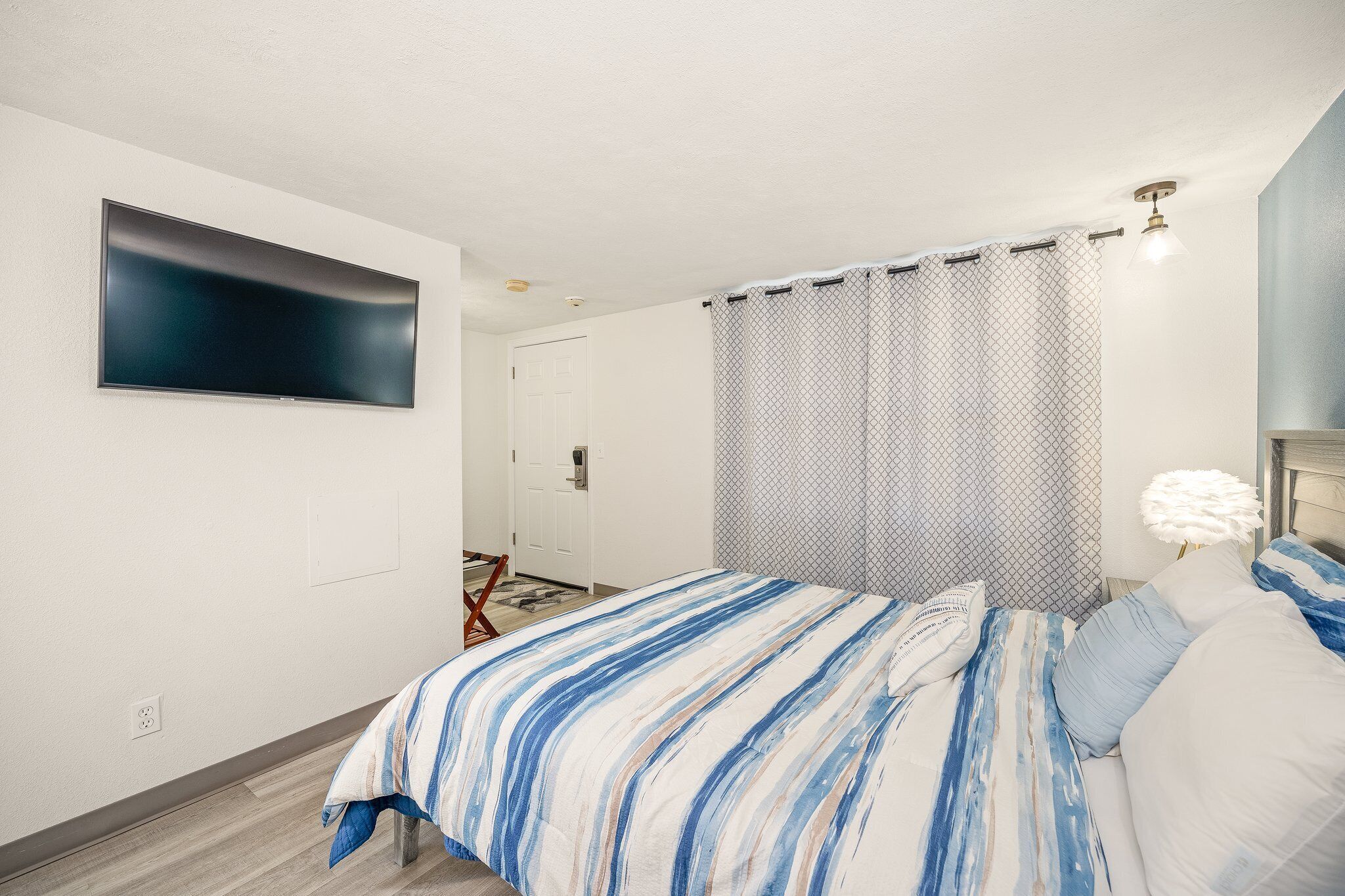 standard room, 1 queen bed | 1 bedroom, desk, blackout curtains, travel cot