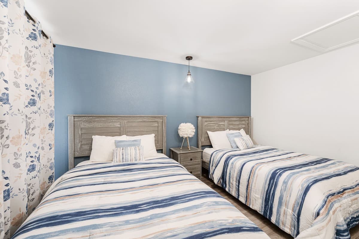 Two Double Beds Suite | Meja kerja, tirai kedap cahaya, tempat tidur bayi, dan Wi-Fi gratis