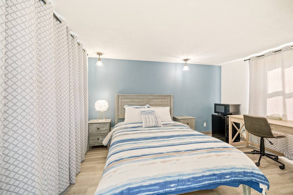 Kamar Standar, 1 Tempat Tidur Queen | Meja kerja, tirai kedap cahaya, tempat tidur bayi, dan Wi-Fi gratis