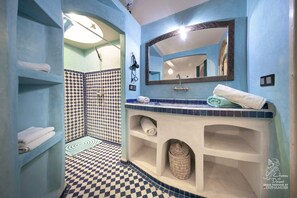 Shower, rainfall showerhead, hair dryer, towels - L'Homme du Désert (Taouz)