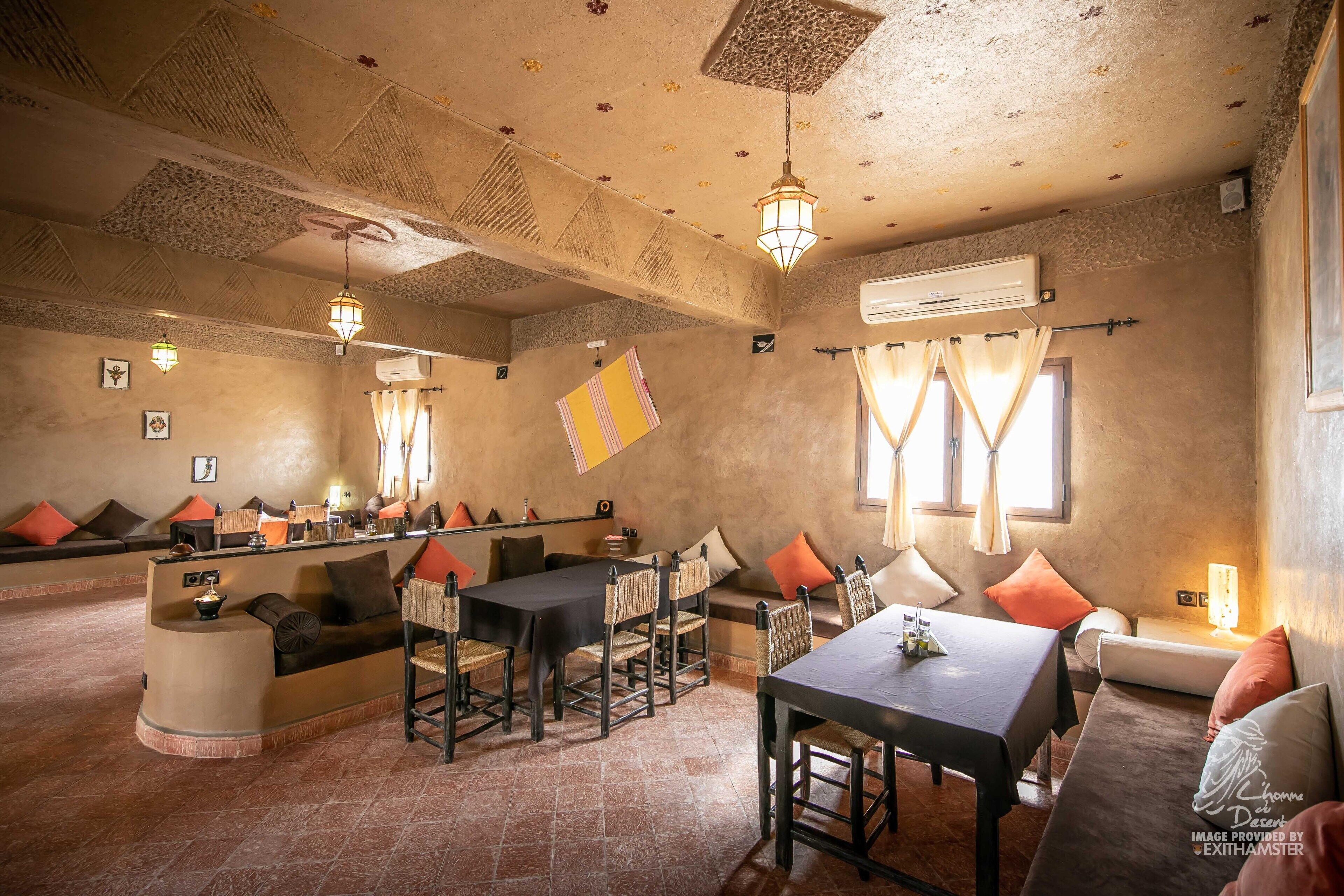 Ein gemütliches Restaurant mit einer zentralen Theke, Sitzgelegenheiten und einer dekorativen Decke.