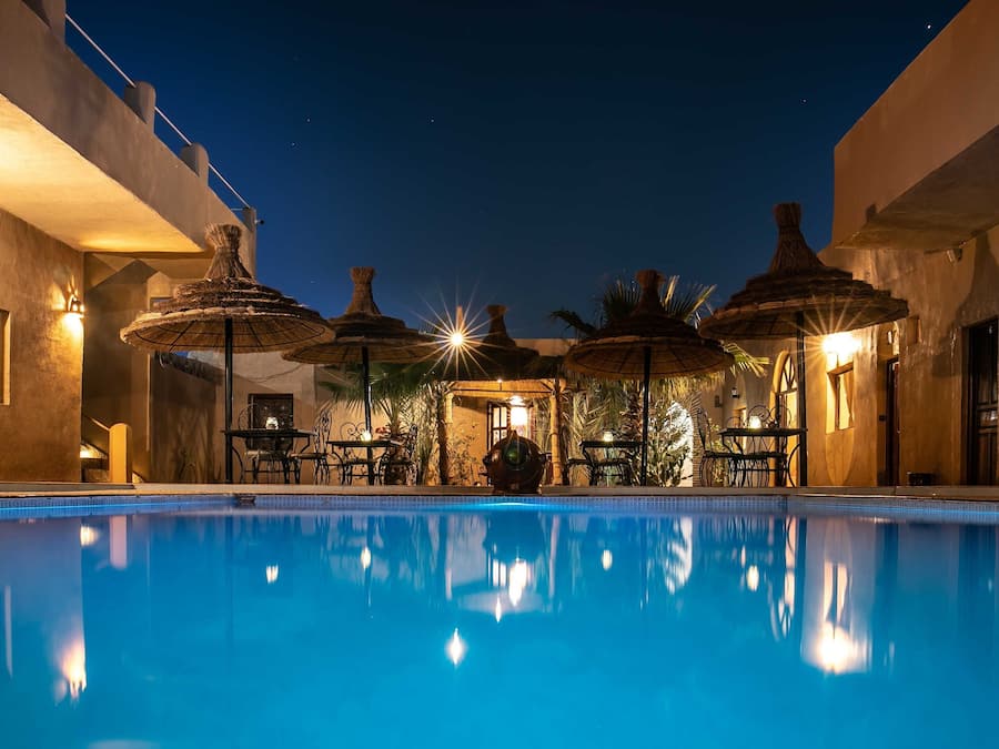 AuĂenpool, geöffnet von 10:00 Uhr bis 21:00 Uhr, LiegestĂŒhle