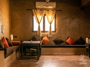 Se sirven desayunos, almuerzos y cenas; cocina marroquí