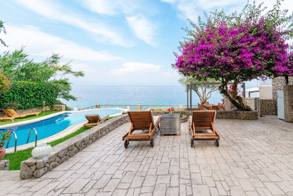 Villa, 4 Bedrooms, Beachfront | Garden view