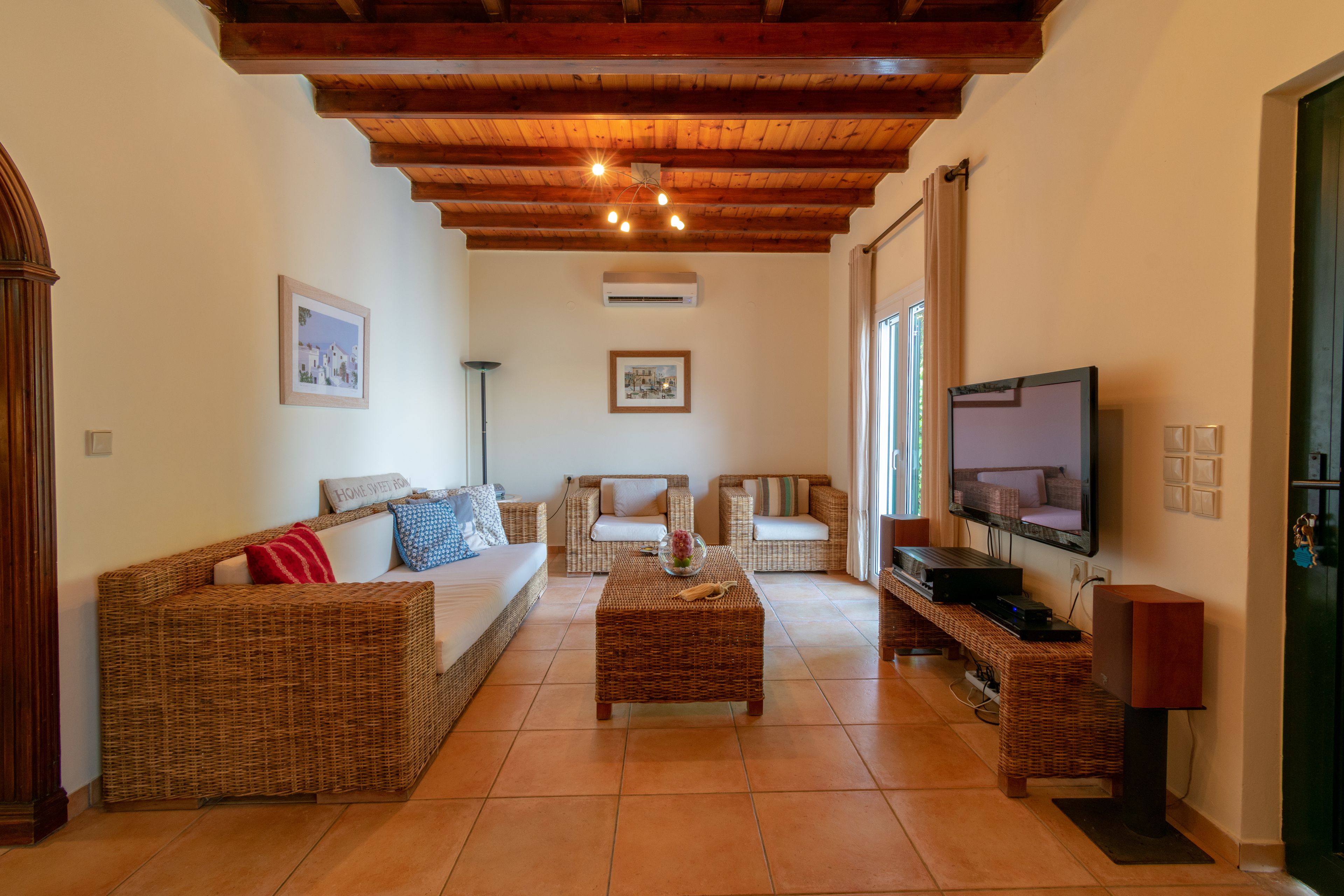 Villa, 4 habitaciones, frente a la playa | Zona de estar | Una televisión LCD, un reproductor de DVD