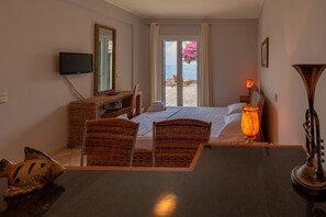 Villa - 4 sovrum - mot vattnet | 4 sovrum, värdeförvaringsskåp på rummet och skrivbord