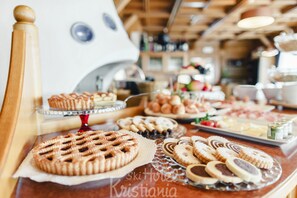 Ein Buffet mit verschiedenen Backwaren und Desserts.