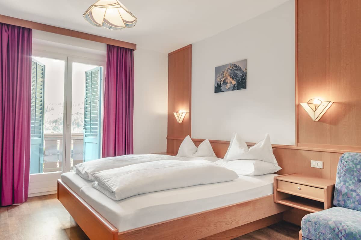 Doppelzimmer (Saslong F) | 1 Schlafzimmer, Daunenbettdecken, Zimmersafe, Schreibtisch