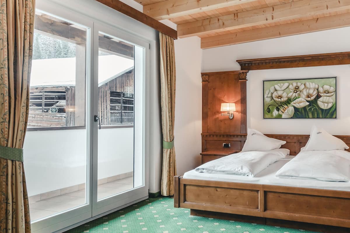 Doppelzimmer (Meisules D) | 1 Schlafzimmer, Daunenbettdecken, Zimmersafe, Schreibtisch