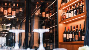 Un espace bar avec de nombreuses bouteilles de vin et des verres.