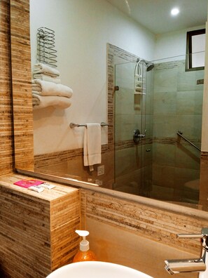 Deluxe studio, 1 slaapkamer | Luxe beddengoed, donsdekens, individueel gedecoreerd