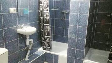 Regadera, toallas, papel de baño