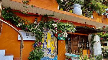 Vista frontal de la propiedad