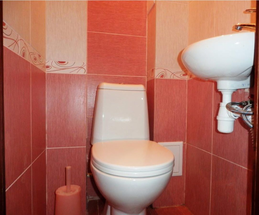 A bathroom with a toilet, a bidet, and a sink.