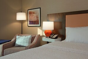 Hypo-allergenic bedding, desk, laptop workspace, blackout drapes - Hampton Inn & Suites Kutztown (Kutztown)