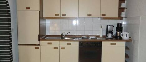 KĂŒhlschrank, Mikrowelle, Ofen, GeschirrspĂŒler