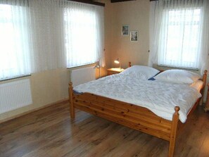 1 bedroom, travel crib, WiFi