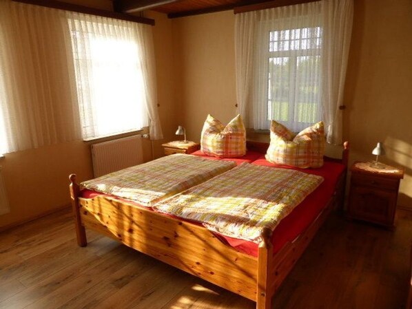 1 bedroom, travel crib, WiFi