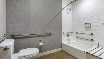 Baño con inodoro, ducha y bañera. Se instalaron barras de apoyo para mayor seguridad.