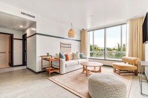 Contemporary Suite | Oppholdsområde | En 42-tommers Flatskjerm-TV med digitale kanaler samt TV