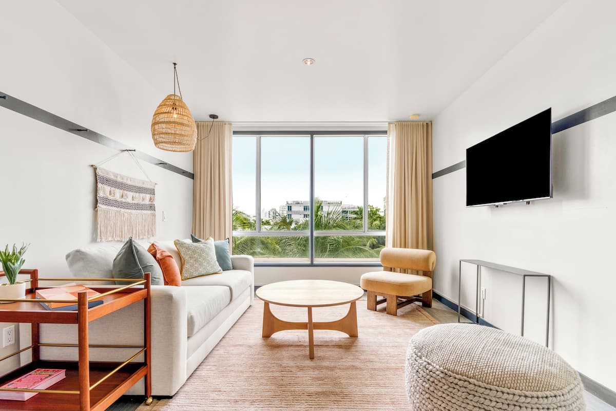 Contemporary Suite | Stofa | 42-tommu flatskjársjónvarp með stafrænum rásum, sjónvarp.