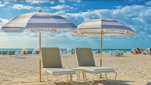 Deux chaises de plage et des serviettes sont inclus dans le prix de la chambre à l’établissement Esteban’s Place.