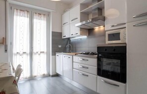 Full-size fridge, microwave, oven, stovetop - Suzzani Apartment (Milan)