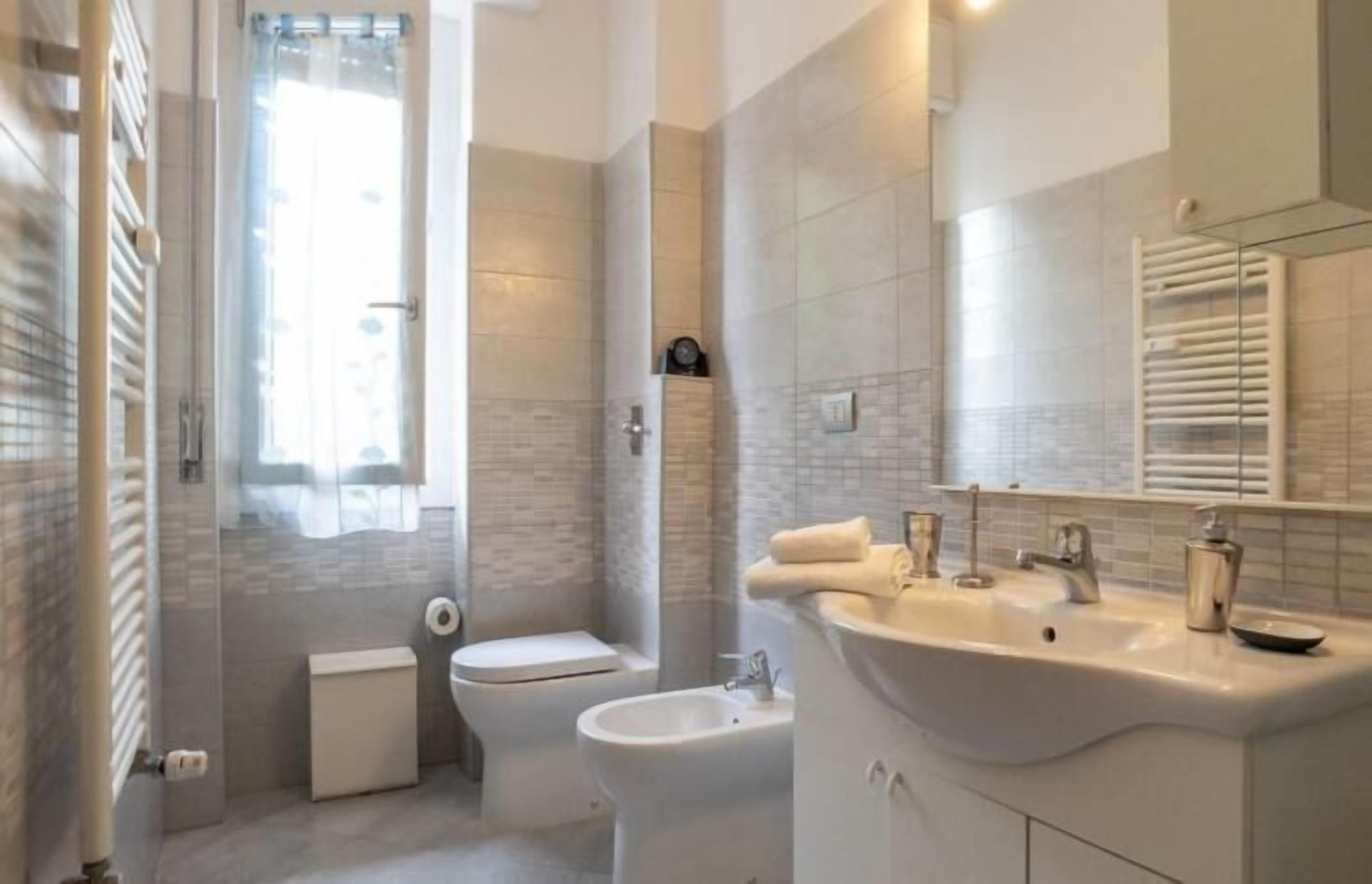 Douche, douche à « effet pluie », sèche-cheveux, bidet