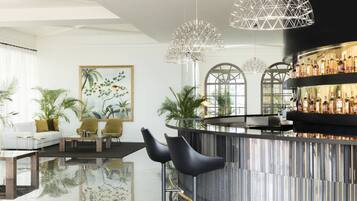 10 bars/lounges, 3 poolside bars