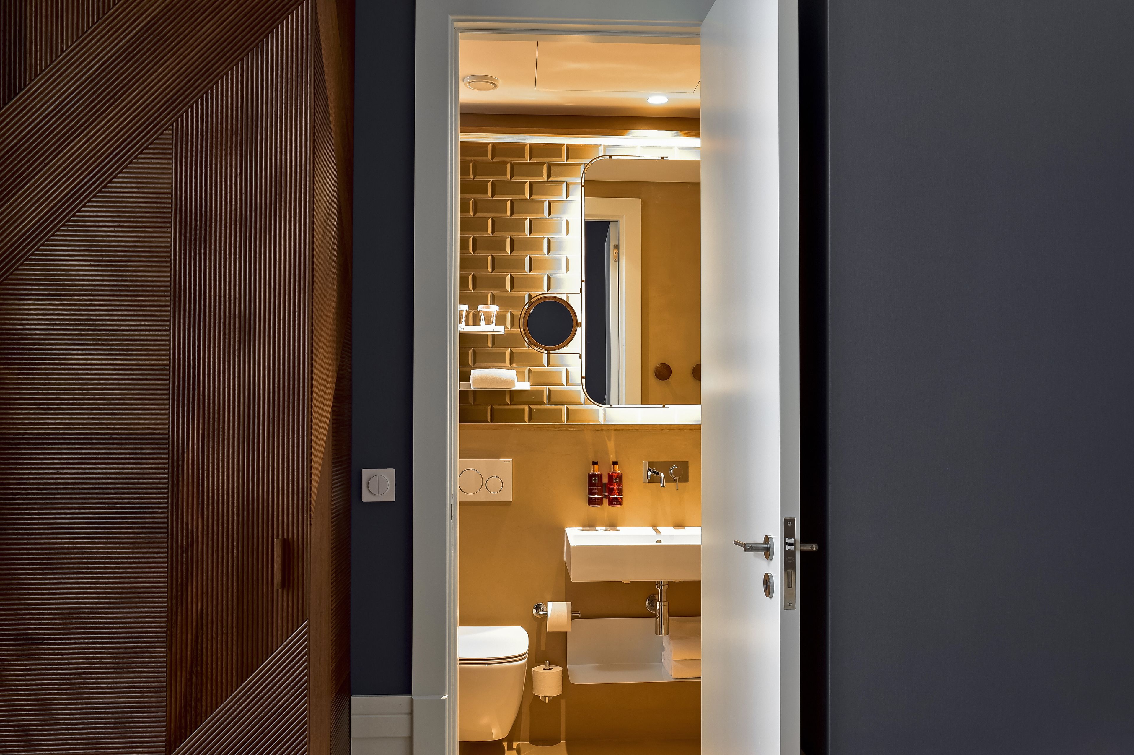 shower, rainfall showerhead, free toiletries, hair dryer