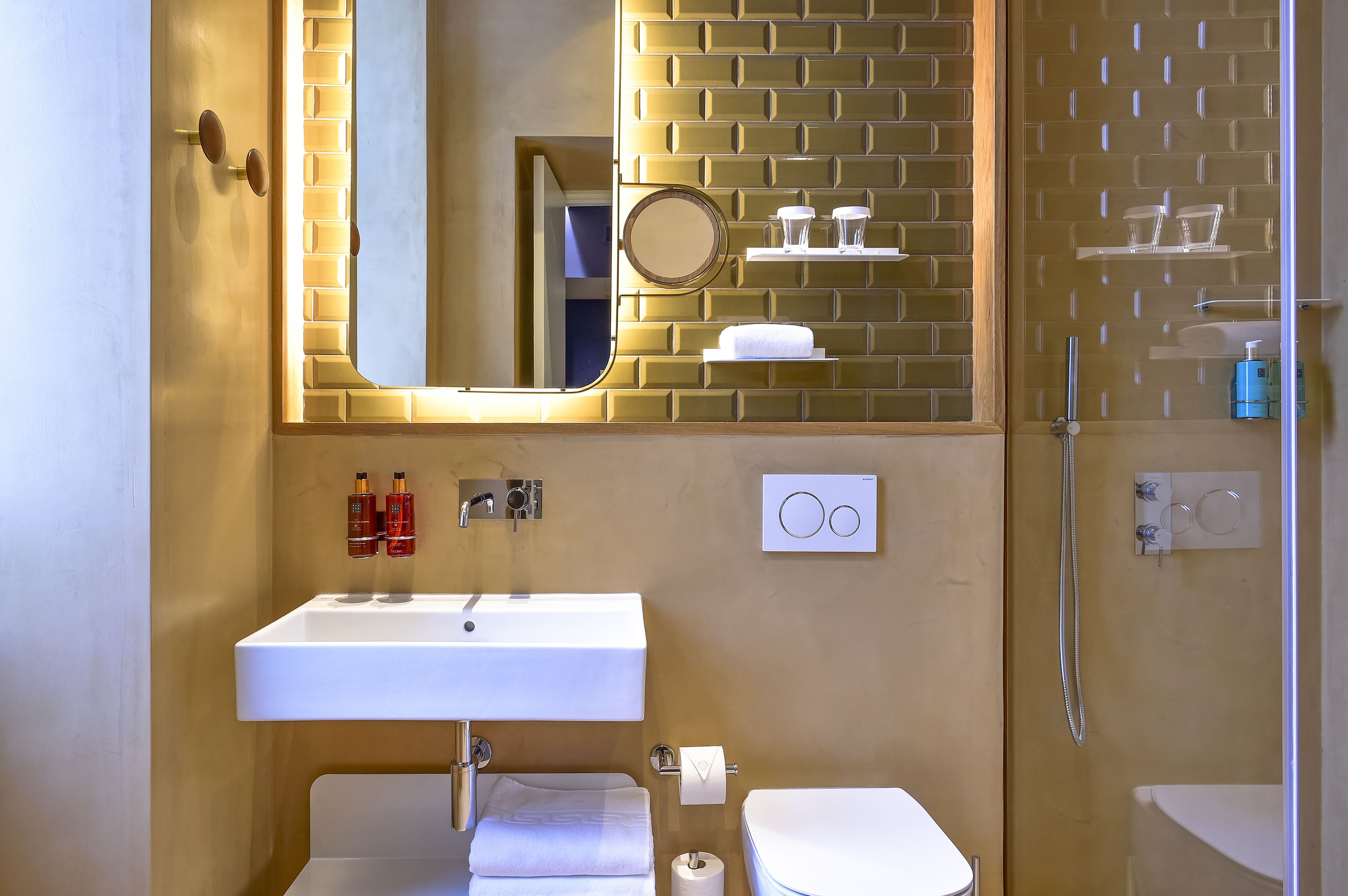 shower, rainfall showerhead, free toiletries, hair dryer