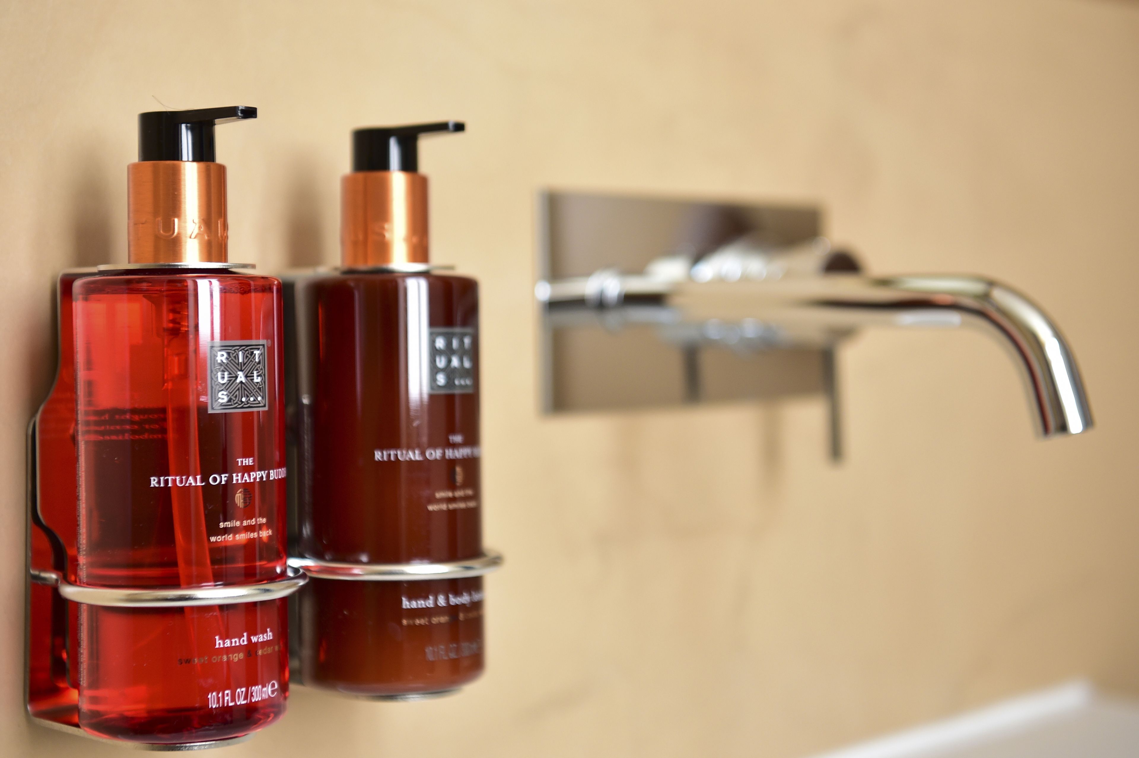 shower, rainfall showerhead, free toiletries, hair dryer