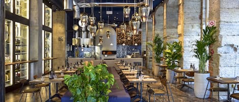 S'hi serveixen esmorzars, dinars, sopars i plats de cuina italiana