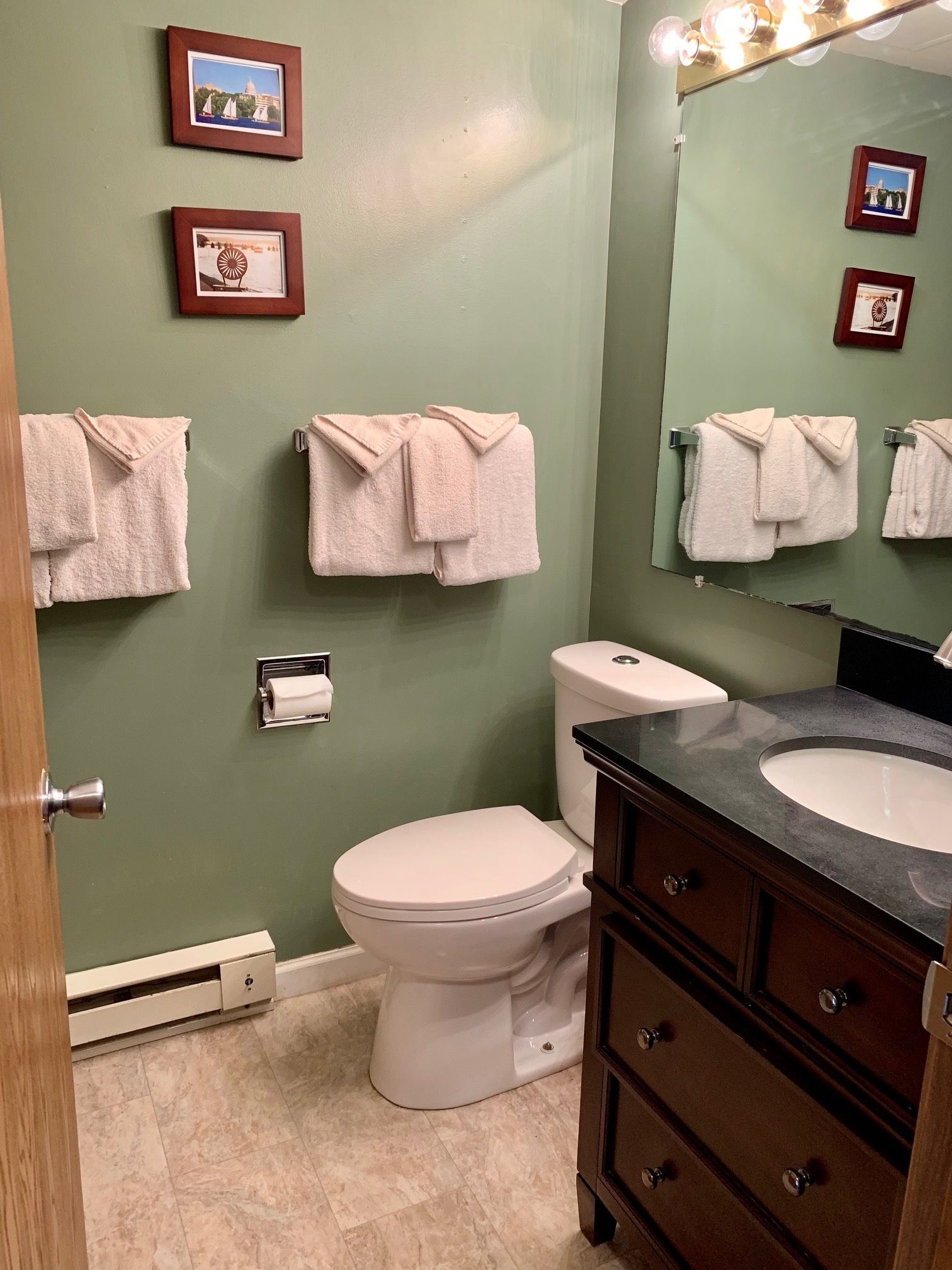 Dusche, kostenlose Toilettenartikel, Haartrockner, Handtücher