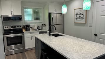 Suite studio | Décor unique, ameublement unique, fer et planche à repasser